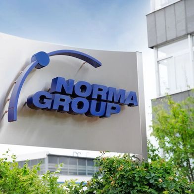 Die Norma Group hat jetzt die konkreten Zahlen für das dritte Quartal 2025 vorgelegt. Diesen ist zu entnehmen, dass der Automobilzulieferer und Verbindungstechnikanbieter herbe Verluste in puncto operativem Gewinn hinnehmen muss ... (Bild: Norma Group)