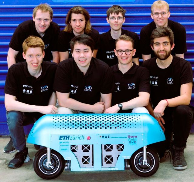 Cito Libra entwickelt ein führerloses elektrisches Motorrad. Gyroskope, also Kreiselstabilisatoren, sorgen dafür, dass das Zweirad stabil bleibt.  (Bild: D-MAVT / ETH Zürich)