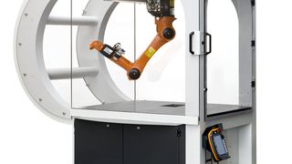 Der Grundrahmen der Roboterzelle aus einem zementgebundenem Mineralguss dämpft Schwingungen, so dass die Maschine leiser und präziser arbeitet. (Bild: Durcrete/Karin Volz)