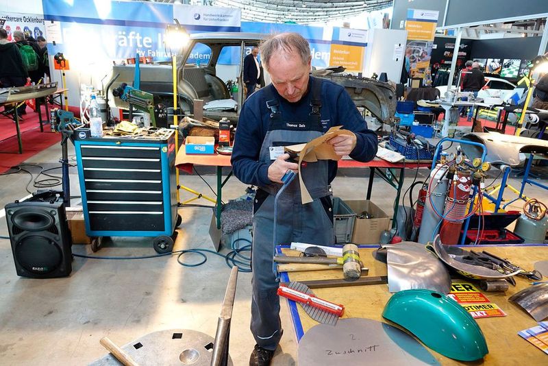 Die Experten der Fahrzeugakademie Schweinfurt demonstrierten auf der Messe, wie man aus Blech Ersatzteile herstellt. (Bild: Rosenow/»kfz-betrieb«)