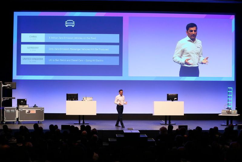 Keynote zur Eröffnung des VIP-Kongresses. Rahman Jamal wirft zusammen mit den Teilnehmern einen Blick in die Zukunft. Dabei immer im Auge: Wie kann NI dabei den Ingenieur unterstützen? (National Instruments)