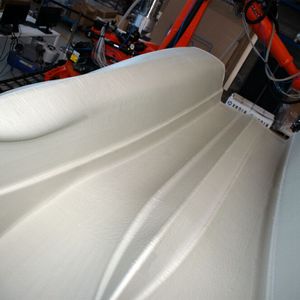 Der Katamaran wurde mithilfe robotischer 3D‑Drucktechnologie produziert, mit dem Ziel, ein Produkt zu entwickeln, das industrialisiert und skaliert werden kann. (Bild:  Caracol)