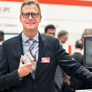„Der Ultra-Compact-IPC C6015 macht trotz der äußerst kompakten und kostengünstigen Realisierung keine Kompromisse hinsichtlich seiner Industrietauglichkeit.“: Roland van Mark, Product & Marketing Management Industrial PC, Beckhoff Automation GmbH & Co. KG