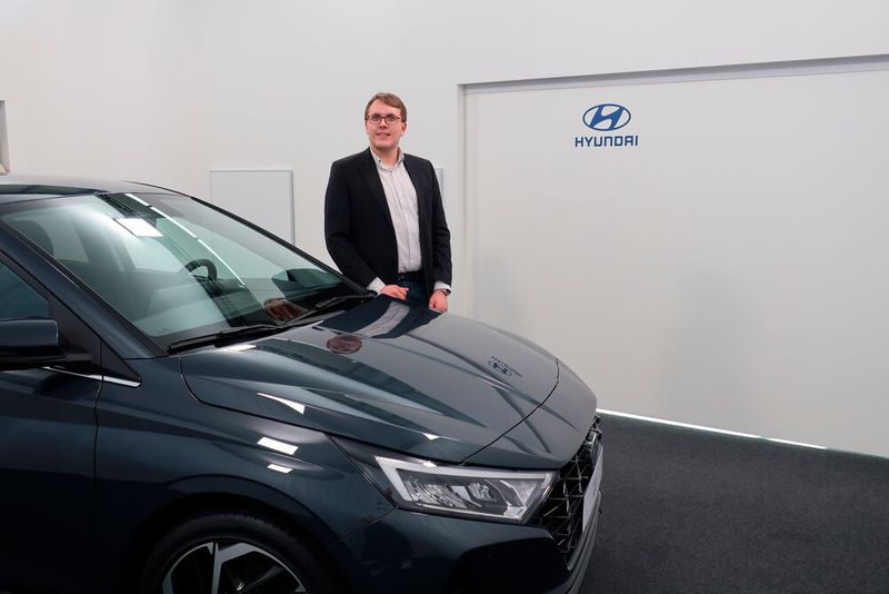 Teamleiter und Berater Kevin Bohler steuert das Team aus insgesamt sieben Mitarbeitern. (Bild: Viktoria Hahn / »kfz-betrieb«)