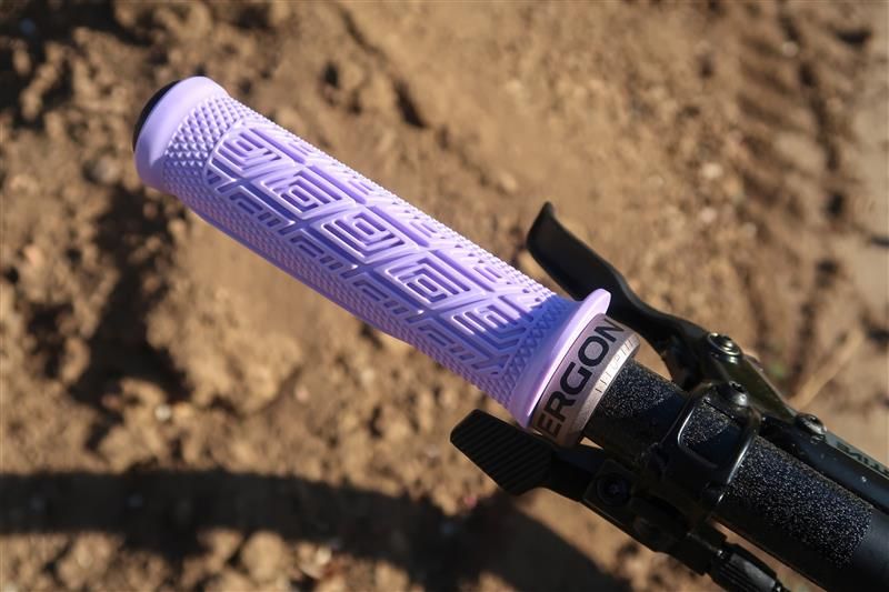 Der Ergon „GDH“ ist ein speziell für den Downhill-Einsatz entwickelter Mountainbike-Griff. Bei der Entwicklung des „Grip Downhill“ arbeiteten die Koblenzer Ergonomie-Expert:innen eng mit Topathletinnen und -athleten wie Vali Höll zusammen – von ihr gibt es auch eine eigens gestaltete „Vali Höll Edition“ des GDH. Mit drei verschiedenen Größen (Slim, Regular und Fat) soll der Griff unterschiedliche Handgrößen und/oder individuelle Vorlieben optimal abdecken und dabei viel Kontrolle sowie sicheren Halt auf anspruchsvollen Trails bieten. Je nach gewählter Größe liegt der Fokus auf direkterem Feedback vom Untergrund oder auf zusätzlicher Dämpfung.  Der GDH ist in vielen verschiedenen Farben erhältlich. Die unverbindliche Preisempfehlung liegt bei 39,95 Euro, die Vali Höll Edition kostet 44,95 Euro.    (Bild: www.ergonbike.com | pd-f)