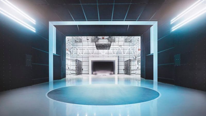 Realistische Messungen an einem geheimen Prototypen bei 300 km/h – stark verkürzt sah so die wichtigste Anforderung an den 2015 in Betrieb genommenen Windkanal aus. Der Schlüssel dafür liegt in einem wechselbaren Bandsystem, mit dem die Fläche unter dem Fahrzeug bewegt wird. So ist es möglich, die Strömung unter dem Boden und in den Radhäusern wirklichkeitsnah abzubilden.  Doch für die Insassen entscheidend sind nicht nur Auf- und Abtrieb sowie der Luftwiderstand, sondern auch das Windgeräusch. Das gewinnt mit zunehmender Verbreitung flüsternder Elektroantriebe sogar an Bedeutung. Mittlerweile widmen die Porsche-Experten etwa jede sechste Messung der Aeroakustik.  (Dr. Ing. h.c. F. Porsche AG)