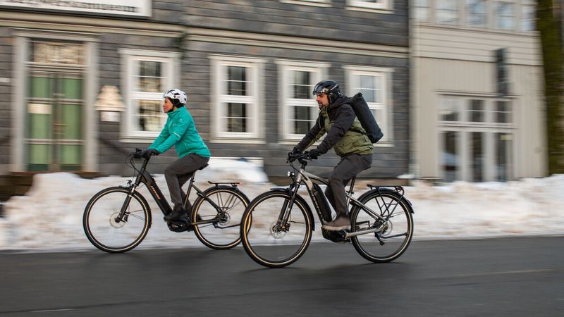 Streu- und Auftausalz können am Fahrrad oder E‑Bike Schäden verursachen.(Bild:  www.pd-f.de / Luka Gorjup | Lux Fotowerk)