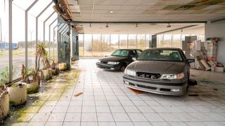 In der Ausstellung des ehemaligen Saab-Händlers stehen immer noch Autos. (Bild: Forgotten Buildings)