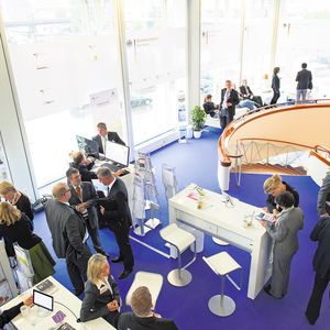 Informationsaustausch an vielen Ständen