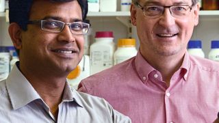 Die Biochemiker Dr. Karthikeyan Radhakrishnan und Prof. Dr. Thomas Dierks (Universität Bielefeld)