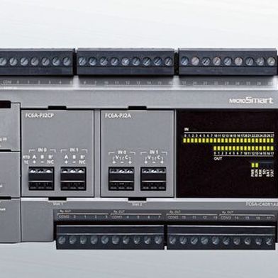 Die Steuerungen der Serie FC6A von Apem/Idec bilden eine modulare Plattform für zentrale und dezentrale Automatisierungsaufgaben. Digitale und analoge Erweiterungsmodule werden über seitliche Steckverbinder zu einem durchgehenden I/O-Rack verbunden. (Bild: APEM/IDEC)