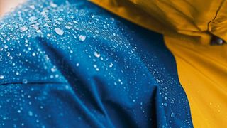 PFAS werden u.a. bei der Herstellung wasserabweisender Outdoorkleidung verwendet. (Bild: Ondra - stock.adobe.com)