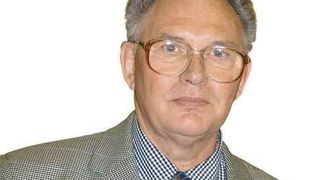 Prof. Wolfgang Scheel hat maßgeblich die Entwicklung der Aufbau- und Verbingstechnik der elektronischen Baugruppe geprägt (Archiv: Vogel Business Media)