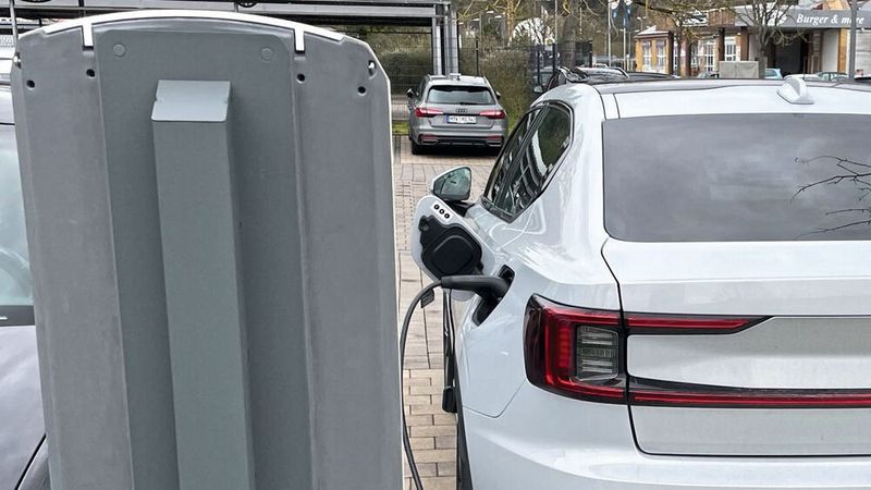 Kfz-Betriebe, die Ladesäulen installieren wollen, warten unter Umständen recht lange auf einen Anschluss durch den Versorger.(Bild:  Grimm – VCG)