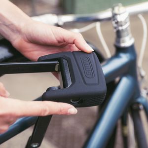 Das Faltschloss „Bordo One 6000AF Fingerprint“ von Abus kombiniert klassische mechanische Sicherheit mit digitalen Funktionen. Zentral ist der seitlich integrierte Fingerabdrucksensor: Legt der Nutzer den Finger auf den Sensor, entriegelt sich das Schloss automatisch. Ein klassischer Schlüssel oder Zahlencode ist damit nicht erforderlich. Im Speicher lassen sich bis zu acht Fingerabdrücke hinterlegen, etwa für Familienmitglieder. Zusätzlich lässt sich das Schloss per Smartphone über eine App steuern („Abus One App“). Darüber können Fingerabdrücke eingerichtet, Zugriffsrechte verwaltet oder das Schloss direkt mit dem Handy geöffnet werden. Auch mehrere kompatible Produkte der Serie lassen sich dort zentral verwalten. Eine weitere Funktion ist die Standorterinnerung: Beim Abschließen speichert die App die letzte Position des Fahrrads.(Bild:  www.abus.de | pd-f)