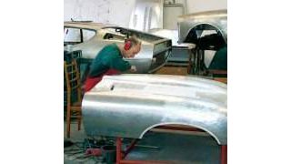 Die Oldtimerrestauration erfordert viel spezielles Fachwissen. Ohne eigenen Ausbildungsberuf könnten Experten bald knapp werden. (Archiv: Vogel Business Media)