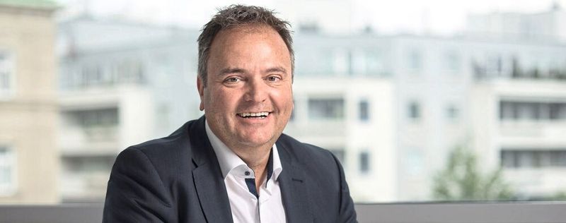 Rainer Ostermann zeigt, wie Festo seine Kunden mit der digitalen Customer Journey, also über digitale Tools, über den gesamten Lebenszyklus einer Maschine hinweg begleitet.(Bild:  Maximilian Lottmann)