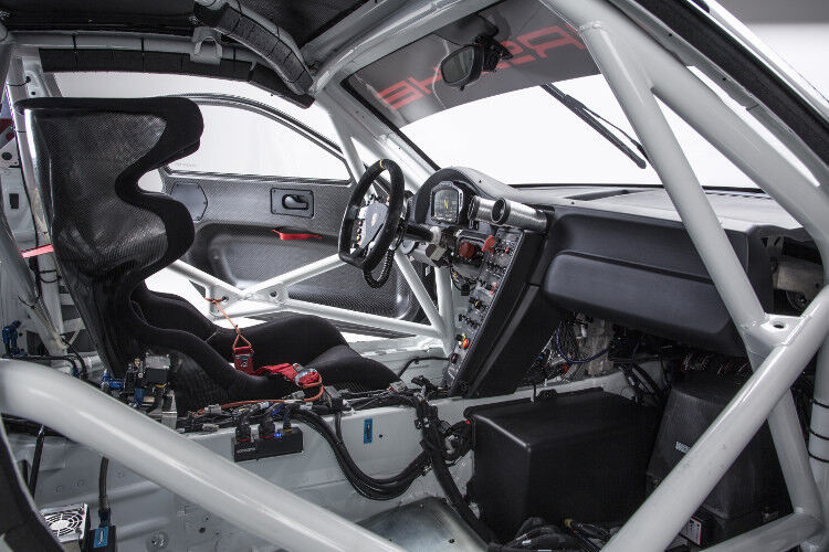 Eine beheizbare Frontscheibe soll den Wagen bei besonders kühlen und verregneten Rennen prädestinieren. (Foto: Porsche)