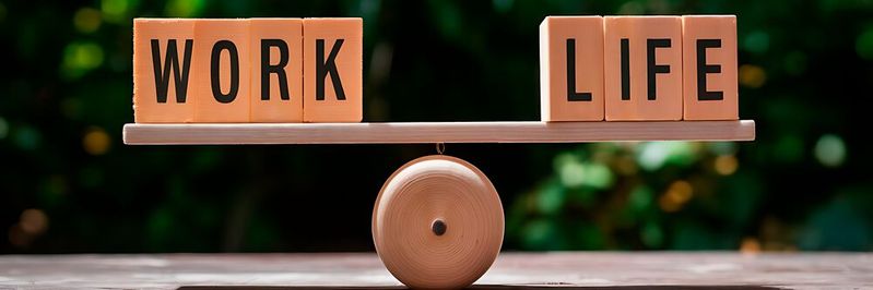 Eine ausgewogene Work-Life-Balance ist nicht nur wichtig für das persönliche Wohlbefinden, sondern auch für die langfristige berufliche Leistungsfähigkeit. (Bild:  Sohail - stock.adobe.com / KI-generiert)