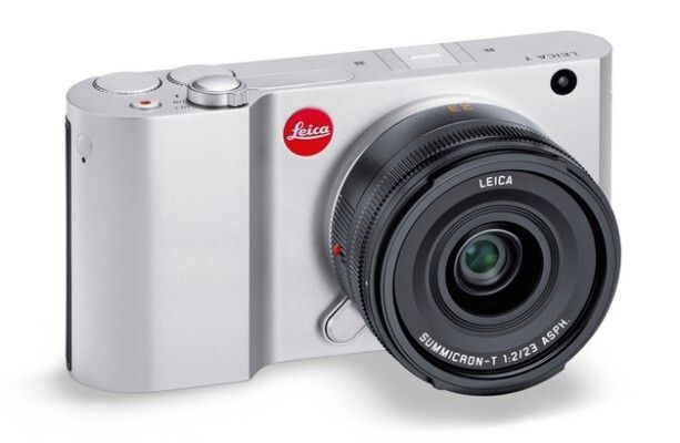 Red Dot Award 2015 - Leica T: Die Kameras von Leica haben im Bereich der Fotografie eine nahezu mythische Bedeutung erlangt. Das mit ihnen verbundene Kleinbildformat bot neue Freiheiten für den internationalen Journalismus wie auch die künstlerische Fotografie. Die Formensprache der klassischen Leica-Kameras weiterführend, fasziniert die Leica T durch einen Purismus, der nahtlos an das bekannte Produktdesign und die damit verbundene Aussage anknüpft. Auf beeindruckende Weise verkörpert sie dabei auch die Maximen von Audi Design. Mit klaren Linien und glatten Oberflächen auf die essenzielle Form reduziert, visualisiert diese Kamera eindringlich ihre Bestimmung: einer puren, kreativen Fotografie und dem besten Bildergebnis dienen zu wollen. Um zudem die geradezu legendäre materielle Langlebigkeit einer Leica-Kamera zu erreichen, wird das kompakte Gehäuse aus nur einem Stück Aluminium von Hand und unter Einsatz innovativer Präzisionstechnik gefertigt. Diese Kamera ist außerordentlich solide und liegt perfekt in der Hand. Im Einklang mit ihrer puristischen Gestaltung wurde auch das Bedienkonzept der Leica T zeitgemäß entwickelt. Ihre übersichtliche Oberfläche mit einem zentralen Touchscreen ist einfach zu verstehen, wobei sich vier ergonomisch angeordnete, haptische Bedienelemente vom Nutzer intuitiv bedienen lassen. Den Leica-Systemgedanken konsequent fortführend, schließt das Konzept der Leica T auch Kamerazubehör in vier Trendfarben sowie funktionale Taschen mit ein. Auf eine sehr überzeugende Weise gelingt es so, an den Mythos Leica anzuknüpfen. (Bild: Red Dot)