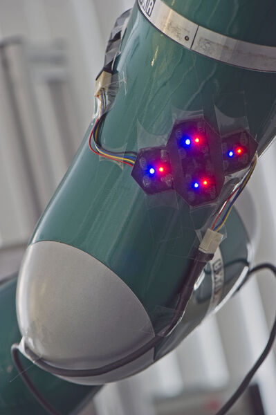 Die sechseckigen Sensormodule passen sich der gewölbten Oberfläche des Roboterarms an. Aneinander gereiht werden die Module zukünftig den gesamten Roboter bedecken und ihn so mit einer sensiblen Haut versehen. (Archiv: Vogel Business Media)