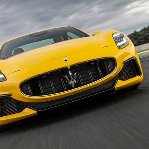 Der 4,96 Meter große Zweitürer ist nicht nur geräumig, sondern erlaubt auch einen bequemen Einstieg.(Bild:  Maserati)