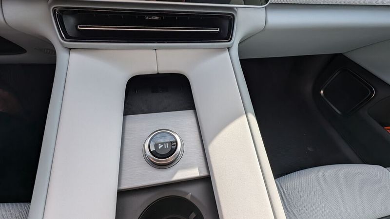... hat der Hersteller mit Ausnahme eines Drehreglers in der Mittelkonsole komplett aus dem Innenraum verbannt. (Bild: Mauritz – VCG)
