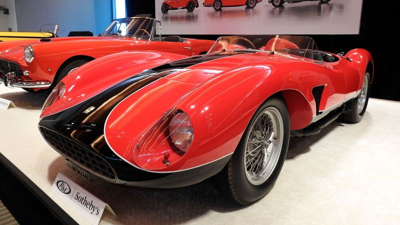 Der 1957 Ferrari 500 TRC Spider erzielte 7.815.000 Dollar.  (Bild: Classic Analytics)