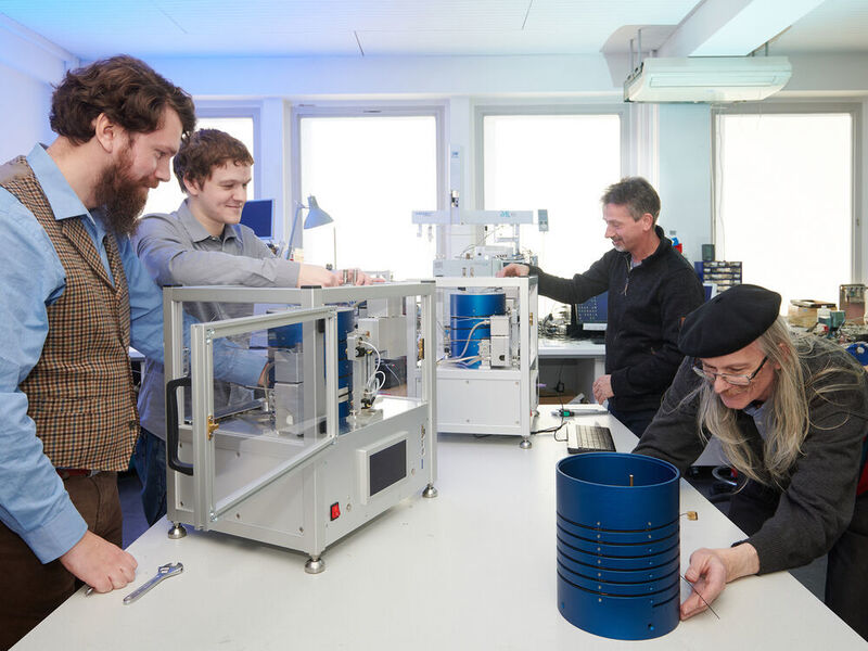 Am Vorseriengerät des neuartigen Gaschromatographen (von links): Dr. Jan Leppert, Peter J. Müller, Wilfried Berchtold und Privatdozent Dr. Peter Boeker. (© Volker Lannert/Uni Bonn )