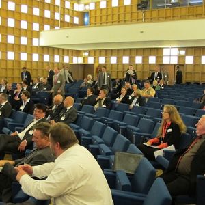 Langsam füllt sich der große Saal der Nordrhein-Westfälischen Akademie der Wissenschaften und Künste.