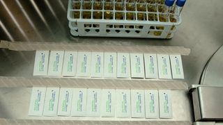 Abb1.: Für die vorläufige Letalitätsuntersuchung wird eine gewisse Anzahl an biologischen Indikatoren – zusammen mit der entsprechenden Menge an Nährlösung – im Isolator an einer gut erreichbaren Stelle platziert. (Bilder: Optima)