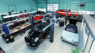 Mit 25 Jahren verwirklichte Julien Jackson 2012 den Traum vom eigenen Oldtimerbetrieb. Elf Jahre später und um jede Menge Erfahrungen reicher blickt er mit Stolz auf das Erreichte. (Bild: (c) Ralf Milde)