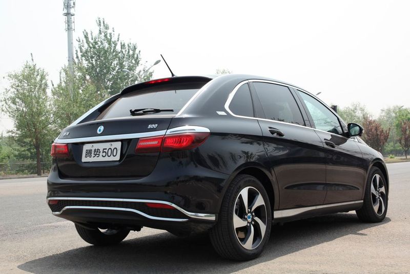 Im Praxisbetrieb kommt man mit einer Batterieladung deutlich über 300 Kilometer weit. (Bild: Daimler)