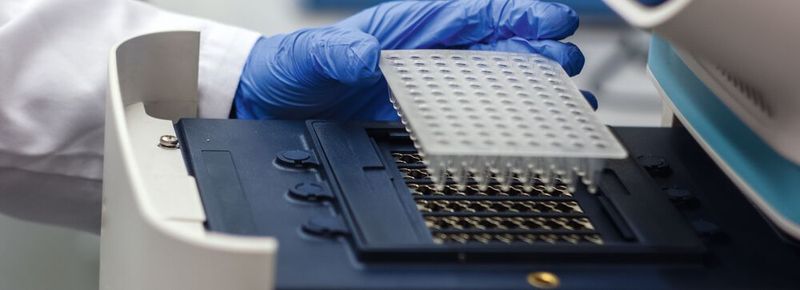 Abb.1: In Thermocyclern findet z.B. die PCR zum Nachweis von Coronaviren statt. Abb.1: In Thermocyclern findet z.B. die PCR zum Nachweis von Coronaviren statt.
