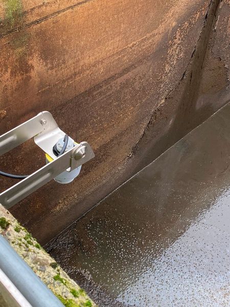 Hier kommt der Vegapuls C 21 in einem Schlammpufferbehälter zum Einsatz. (Bild: Vega)