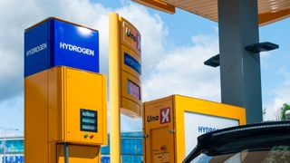 Noch gibt es nur wenige Wasserstoff-Tankstellen. Doch speziell für den Güter-Fernverkehr braucht es nach Berechnungen gar nicht viele Stationen. (Bild: Hyundai)