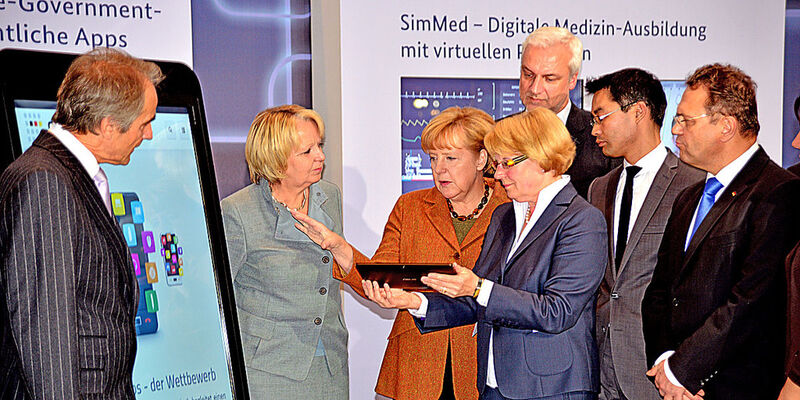 Bundeskanzlerin Angela Merkel und Staatssekretärin Cornelia Rogall-Grothe eröffnen auf dem IT-Gipfel den App-Wettbewerb