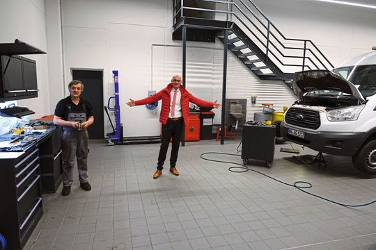 „So viel Platz!“ Filialleiter Hanno Hexel demonstriert, wie geräumig die neue Transporterwerkstatt ist. Selbst die größten Wohnmobile lassen sich hier reparieren.(Bild:  Rosenow/»kfz-betrieb«)