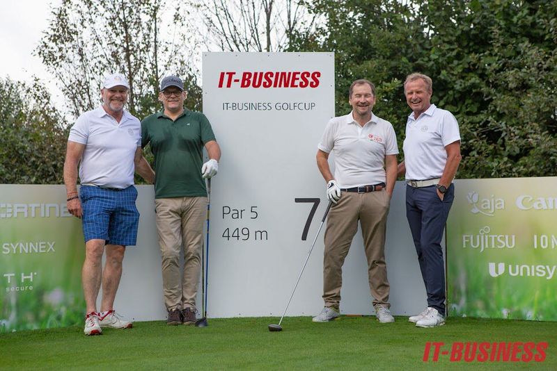 Diese Herren starten an Tee 7: (v. l.) Otto Mayregger (Rennrodler), Ingo Waanders (SVA), Ralf Meister (aja Resort) und Peter Angerer (Biathlet) (Bild: Vogel IT-Medien GmbH)