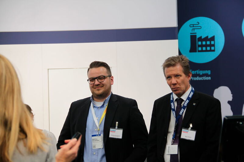Björn Platzen, Account Manager bei Worldline Germany, gemeinsam mit Matthias Brandstätter (links), Vogel Business Media. (Industry of Things)