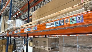 Auf den Stellplatzetiketten für die A-Ebenen der Palettenregale hat ONK bis zu sieben QR-Codes nebeneinander aufgedruckt und die verschiedenen Regalebenen farbcodiert. Auf diese Weise können die Mitarbeiter bei Ein- und Auslagerungen zusätzlich zum Warehouse-Management-System eine visuelle Sicherheitskontrolle durchführen. (Bild: Yusen Logistics)