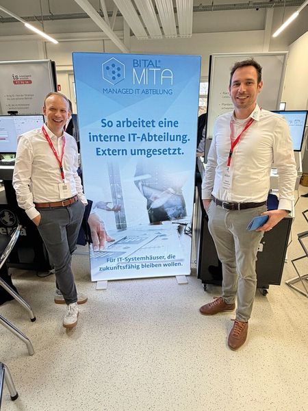 Julius Jupe und Dennis Hasenmaier hielten die Stellung auf dem Bital-System-Stand. (Bild: Vogel IT-Medien GmbH)