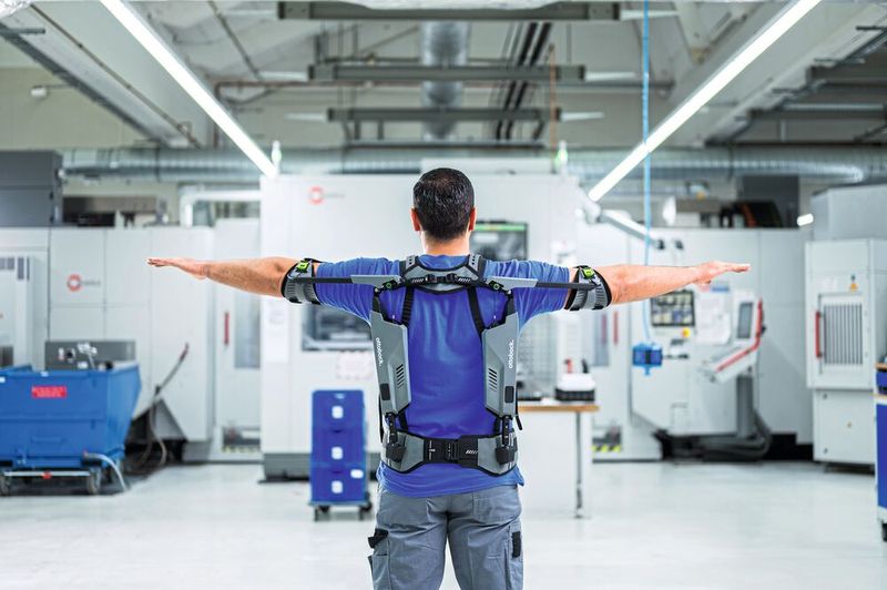 Das Exoskelett Ottobock Shoulder unterstützt Menschen bei anstrengenden Überschulter-Tätigkeiten. (Bild: Ottobock)