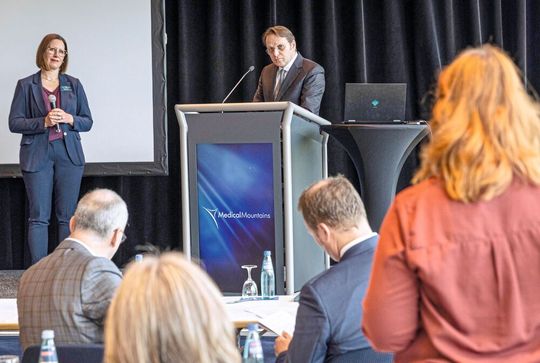 Olivér Várhelyi, EU-Kommissar für Gesundheit und Tierschutz, war vergangenes Jahr bereits in Tuttlingen zu Gast, nun kommt er zur Regularia-Premiere.(Bild:  Archiv MedicalMountains GmbH/Elyxandro Cegarra)