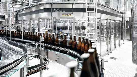 Mit der Innofill Glass DRS kann die bayerische Brauerei bis zu 36.000 standardisierte Poolflaschen, Longneck- (0,33 Liter) und NRW-Flaschen (0,5 Liter) abfüllen.(Bild:  KHS)