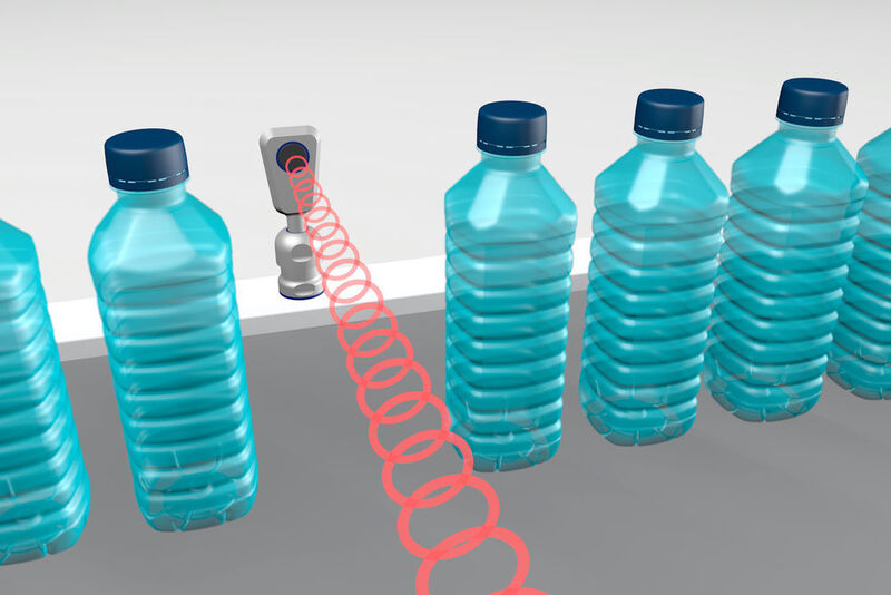Der Ultraschallsensor PMS erkennt Glas- und PET-Flaschen im Tastbetrieb und hält den Reinigungsintervallen eines Abfüllers stand; beispielsweise der PMS-25/F... mit einem Push-Pull-Schaltausgang für das Zählen der Flaschen. (Microsonic)