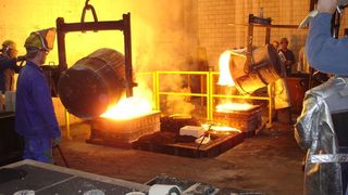 Abgießen eines Peltonrades mit zwei Giesspfannen.  (Bild: Bilder: Wolfensberger)