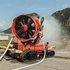 Ein von Durot Electric mitentwickelter, vollelektrischer Raupenlüfter im Testeinsatz bei der Feuerwehr(Bild:  Roman Frehner, Durot Electric GmbH)