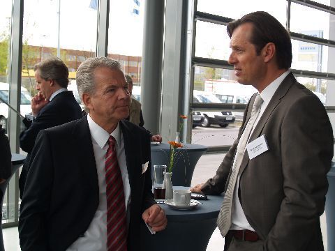 Niederlassungsleiter Harald Droste (li.) im Gespräch mit Wolfgang Clement (re.) von Iveco Nord-Ost. (Archiv: Vogel Business Media)