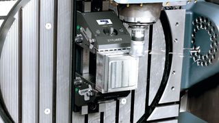 Kipp flexX auf einer 5-Achs-Fräsmaschine mit geschwenktem Maschinentisch: Der 5-Achs-Spanner sorgt hier für eine optimale Zugänglichkeit des Werkzeugs. (Bild: Heinrich Kipp Werk)